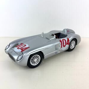Maisto 1955 Mercedes Benz 300SLR Coupe 1:18 Scale Model Car